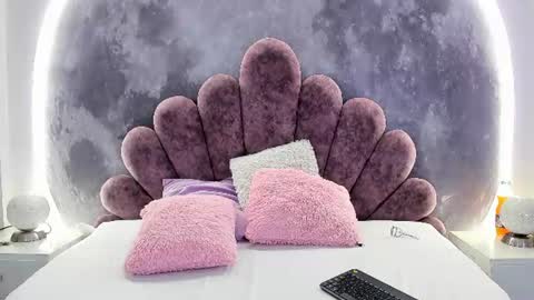 Snapshot of little_melanie chatting on 06-11-26, 02:37 little_melanie online show from 06-11-26, 02:37
