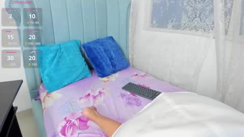 Snapshot of littleblonde_ chatting on 11-27-25, 01:18 online show from 11-27-25, 01:18