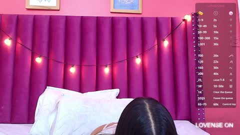 Snapshot of littlee_emilyy_ chatting on 01-28-25, 05:54 Emily  online show from 01-28-25, 05:54