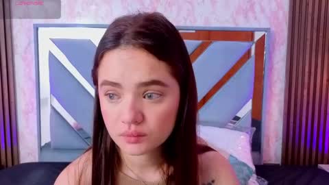Snapshot of littleesara18 chatting on 05-30-26, 11:18 Sara online show from 05-30-26, 11:18