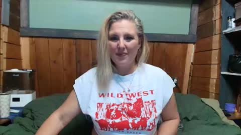 Snapshot of littlelisa1 chatting on 04-29-26, 01:43 lisanixs online show from 04-29-26, 01:43