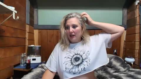Snapshot of littlelisa1 chatting on 05-23-26, 02:28 lisanixs online show from 05-23-26, 02:28