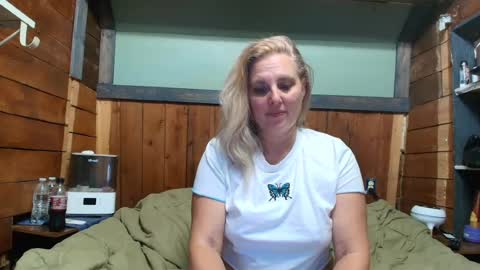 Snapshot of littlelisa1 chatting on 06-21-26, 02:25 lisanixs online show from 06-21-26, 02:25