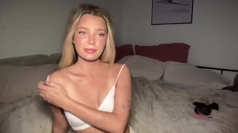 Snapshot of littlemaryjane19 chatting on 12-25-24, 11:53 Marciabrady online show from 12-25-24, 11:53