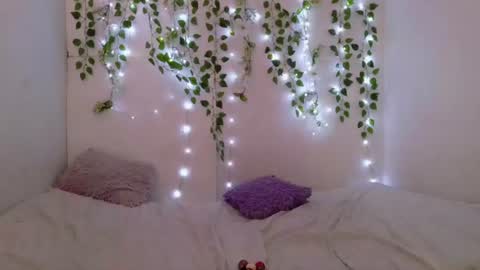 Snapshot of littlemoonx chatting on 06-14-26, 09:06 Moon online show from 06-14-26, 09:06