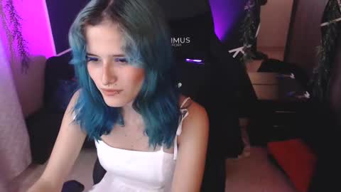 Snapshot of littlenami_ chatting on 10-31-25, 06:42 LAUREN online show from 10-31-25, 06:42