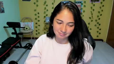 Snapshot of littleprety6969 chatting on 07-20-26, 01:42 Mia Wednesday to Sunday 730 am to 1030 am Colombian Hour D online show from 07-20-26, 01:42