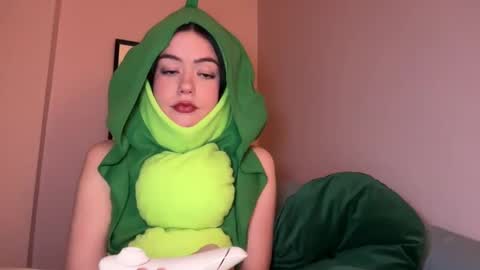 Snapshot of littlesugarpea chatting on 01-08-25, 11:41 Little Sugar Pea online show from 01-08-25, 11:41