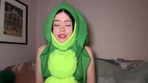 Snapshot of littlesugarpea chatting on 01-15-25, 12:41 Little Sugar Pea online show from 01-15-25, 12:41