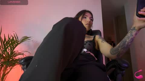 Snapshot of livestream18x chatting on 09-27-25, 09:09 Emily R online show from 09-27-25, 09:09