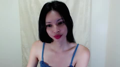 Snapshot of liviacum_ chatting on 10-26-25, 12:05 Lvia online show from 10-26-25, 12:05