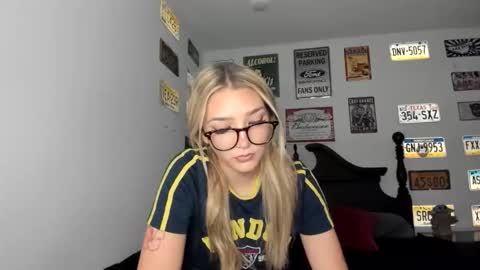 Livvy online show from 11-19-25, 04:23