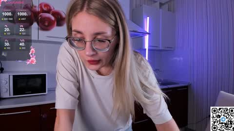 Snapshot of livyybosom chatting on 12-13-24, 03:54 My name is Livy Nice to meet you Thumbs up please its important online show from 12-13-24, 03:54