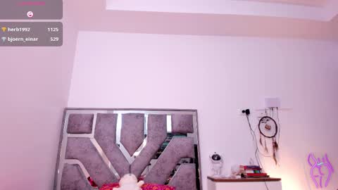 Snapshot of lixie_ chatting on 02-26-25, 06:00 Vanessa online show from 02-26-25, 06:00