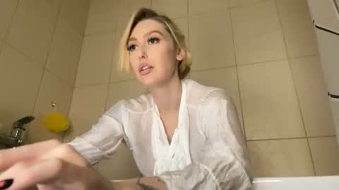 Snapshot of liya_ray chatting on 10-26-25, 06:03 Liya Ray online show from 10-26-25, 06:03