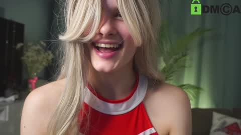 Snapshot of lizbethcoll chatting on 01-08-25, 07:24 Sunnheart online show from 01-08-25, 07:24