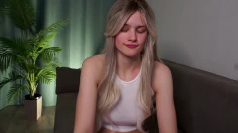 Snapshot of lizbethcoll chatting on 01-23-25, 10:44 Sunnheart online show from 01-23-25, 10:44