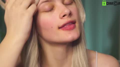 Snapshot of lizbethcoll chatting on 02-12-25, 10:26 Sunnheart online show from 02-12-25, 10:26