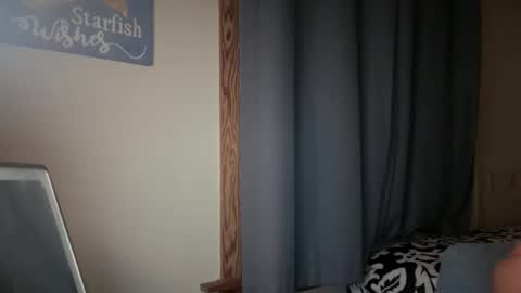 Liz Purr online show from 10-22-25, 03:23