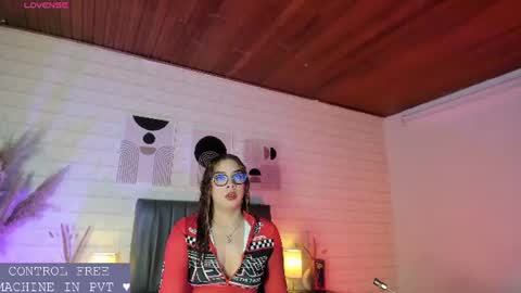 Snapshot of lizzie_evans chatting on 06-22-26, 12:02 Lizzie online show from 06-22-26, 12:02