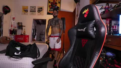 logan_hugh8 online show from 05-11-26, 05:32