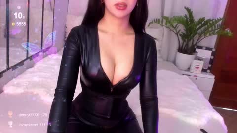 Snapshot of loisewilliams chatting on 01-21-25, 06:33 Mistress L online show from 01-21-25, 06:33