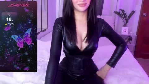 Snapshot of loisewilliams chatting on 12-23-25, 10:46 Mistress L online show from 12-23-25, 10:46
