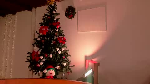 Snapshot of lola_cocks chatting on 12-19-24, 01:28 mara online show from 12-19-24, 01:28