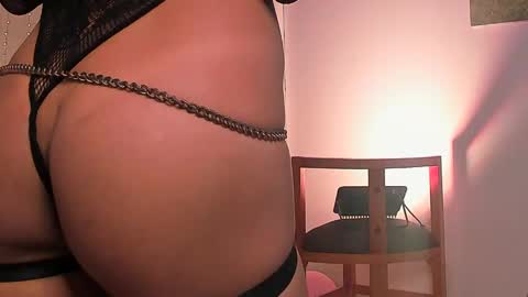 Snapshot of lola_cocks chatting on 01-21-25, 02:33 mara online show from 01-21-25, 02:33