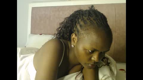 Snapshot of lolamia7 chatting on 09-29-25, 05:01 lolamia7 online show from 09-29-25, 05:01