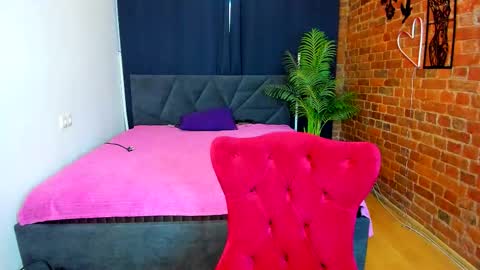 Snapshot of lolla_awesome chatting on 12-14-25, 07:47 Lolla online show from 12-14-25, 07:47