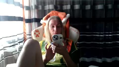 Snapshot of lollifox_1 chatting on 07-28-26, 12:48 Lisa online show from 07-28-26, 12:48
