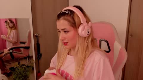 Snapshot of lolly_js_ chatting on 02-25-25, 03:42 Lolly online show from 02-25-25, 03:42