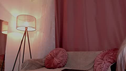 Snapshot of lolly_js_ chatting on 11-18-25, 07:24 Lolly online show from 11-18-25, 07:24