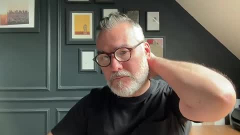 Snapshot of londongent2023 chatting on 06-08-26, 10:37 EnglishBear online show from 06-08-26, 10:37