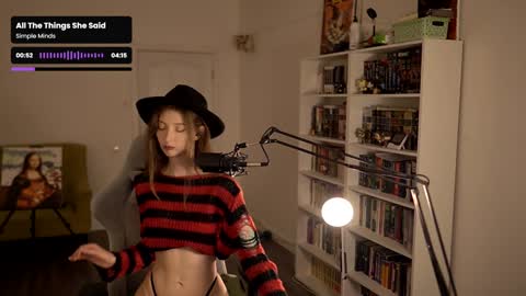 Snapshot of loony_moony chatting on 11-02-25, 11:01 loony_moony online show from 11-02-25, 11:01