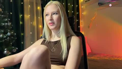 Snapshot of lora_hellyeah chatting on 12-17-25, 02:34 Lora heil online show from 12-17-25, 02:34