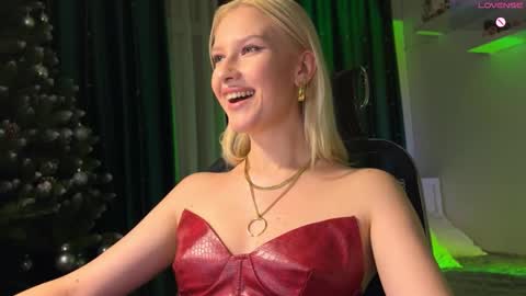 Snapshot of lora_hellyeah chatting on 12-19-25, 02:24 Lora heil online show from 12-19-25, 02:24