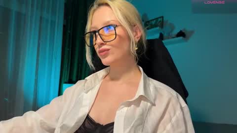 Snapshot of lora_hellyeah chatting on 01-19-26, 01:59 Lora heil online show from 01-19-26, 01:59