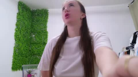 Snapshot of lorennameliyy chatting on 02-17-25, 08:04 Amelia online show from 02-17-25, 08:04