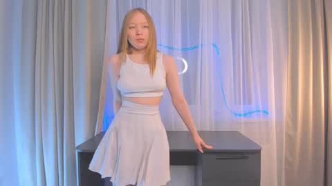 Snapshot of lorenpiyano chatting on 12-15-25, 05:17 Lola online show from 12-15-25, 05:17