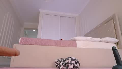 Snapshot of lori_leen chatting on 09-10-25, 06:57 Leyla  online show from 09-10-25, 06:57