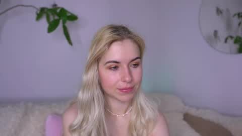 Lorrie online show from 04-19-26, 08:35