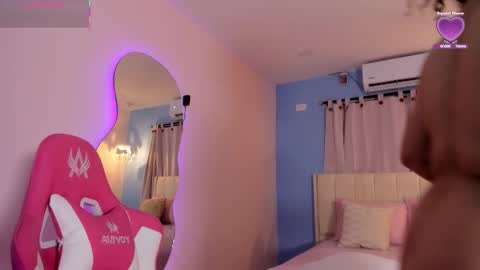 Snapshot of lou_22_ chatting on 02-10-26, 12:31 Lou online show from 02-10-26, 12:31