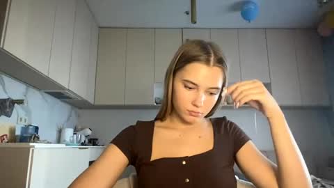 Snapshot of louannkorth chatting on 05-19-26, 03:51 Bella online show from 05-19-26, 03:51
