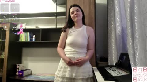 Snapshot of loudeguise chatting on 06-08-26, 11:43 Esma online show from 06-08-26, 11:43