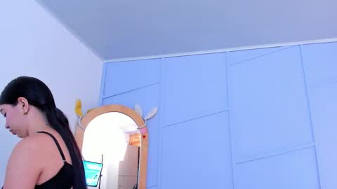 Snapshot of lourenfox chatting on 10-29-25, 11:45 Louren Fox online show from 10-29-25, 11:45