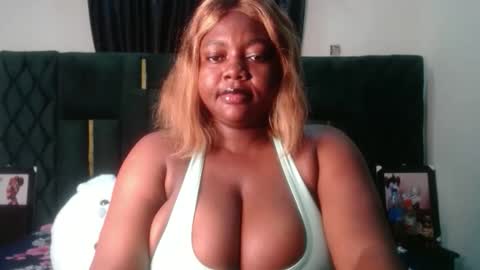 Snapshot of lovecumsluttie chatting on 11-17-25, 07:19 mila online show from 11-17-25, 07:19