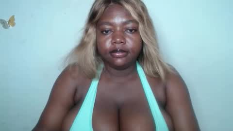 Snapshot of lovecumsluttie chatting on 11-23-25, 12:21 mila online show from 11-23-25, 12:21