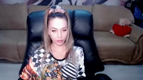 Snapshot of lovellymalina chatting on 06-28-26, 01:17 private open online show from 06-28-26, 01:17
